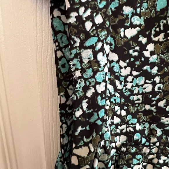 Apt. 9 Sleeveless V Neck Blouse Mosaic Black/turquois/white pattern Size M - Picture 5 of 5